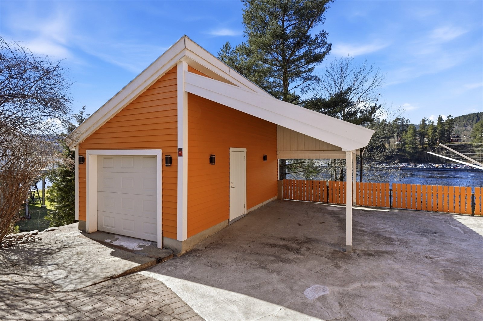 Garasje med carport, oppført i 2015. Galleribilde