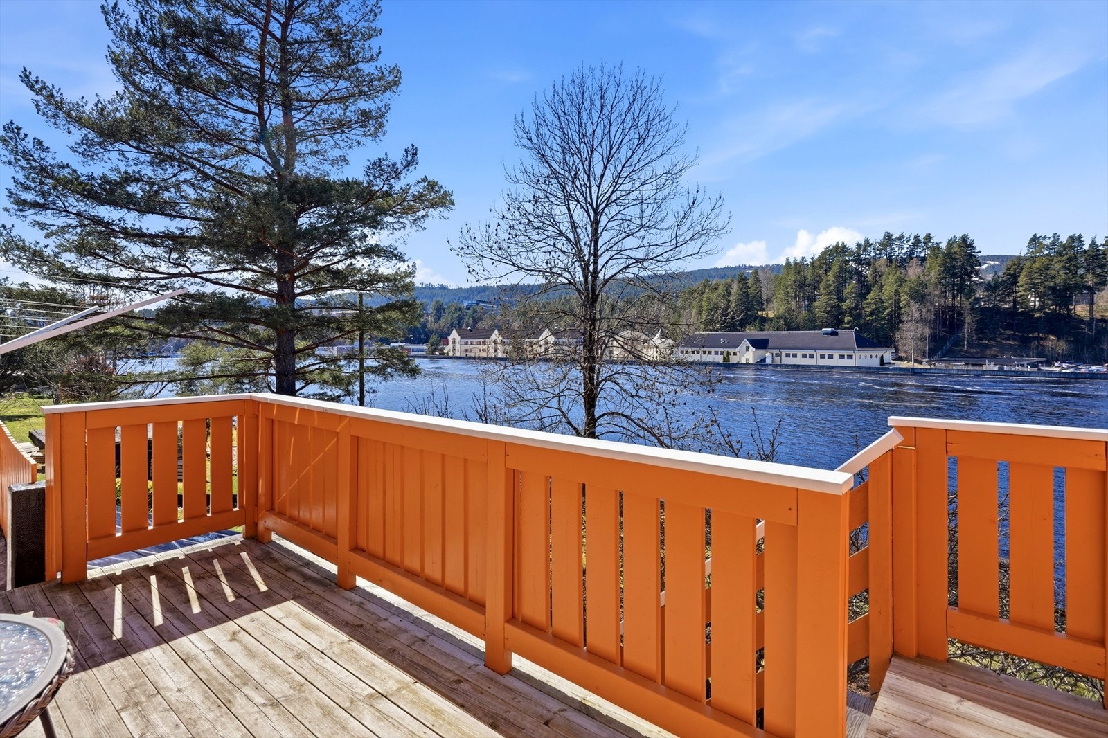 Fra terrassen er det fin utsikt over Lågen og Teknologiparken. Galleribilde