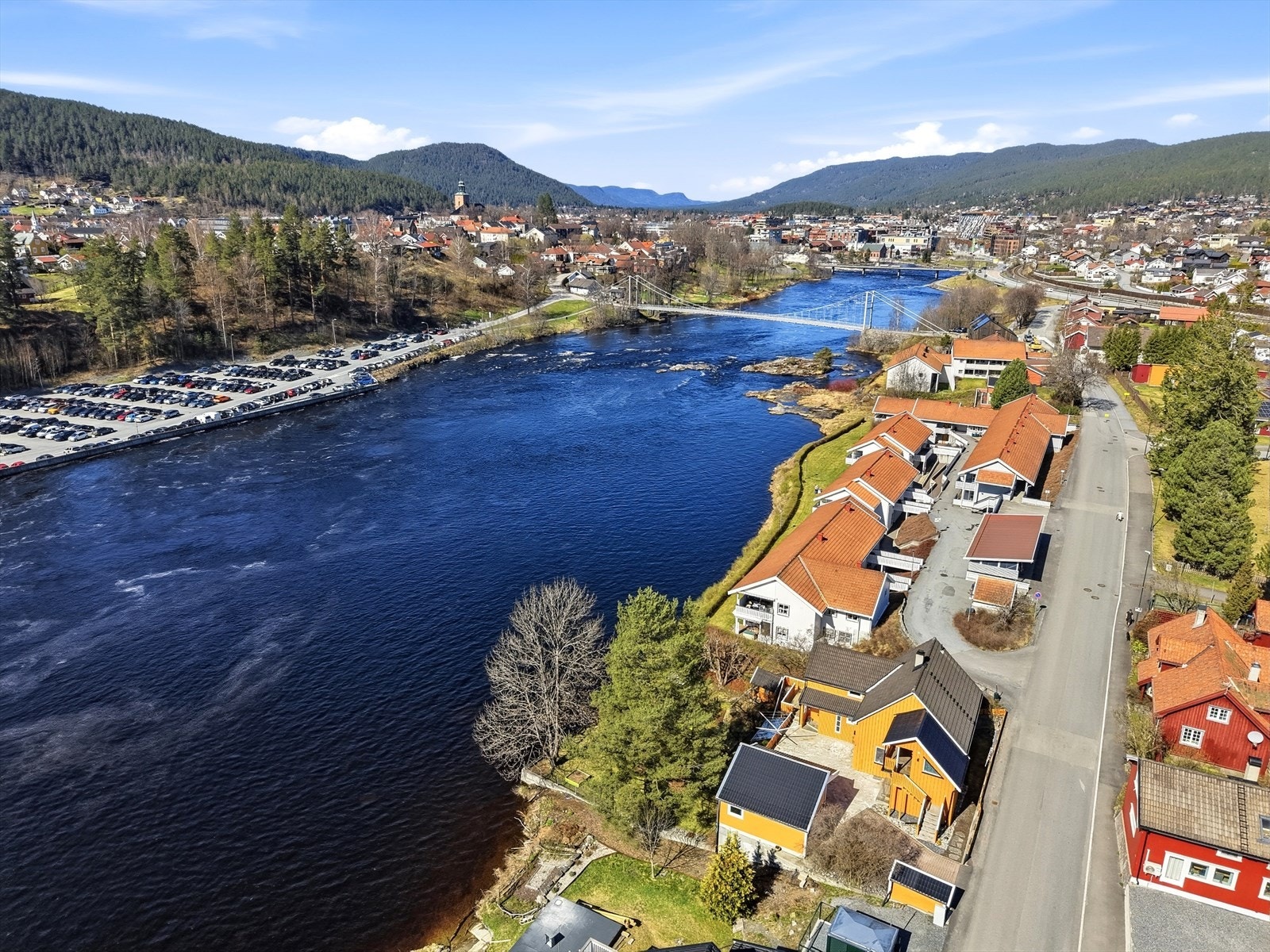 Her bor du sentralt med gangavstand til Kongsberg sentrum, Teknologiparken og Krona, samtidig som du har naturen og elven som nærmeste nabo. Galleribilde