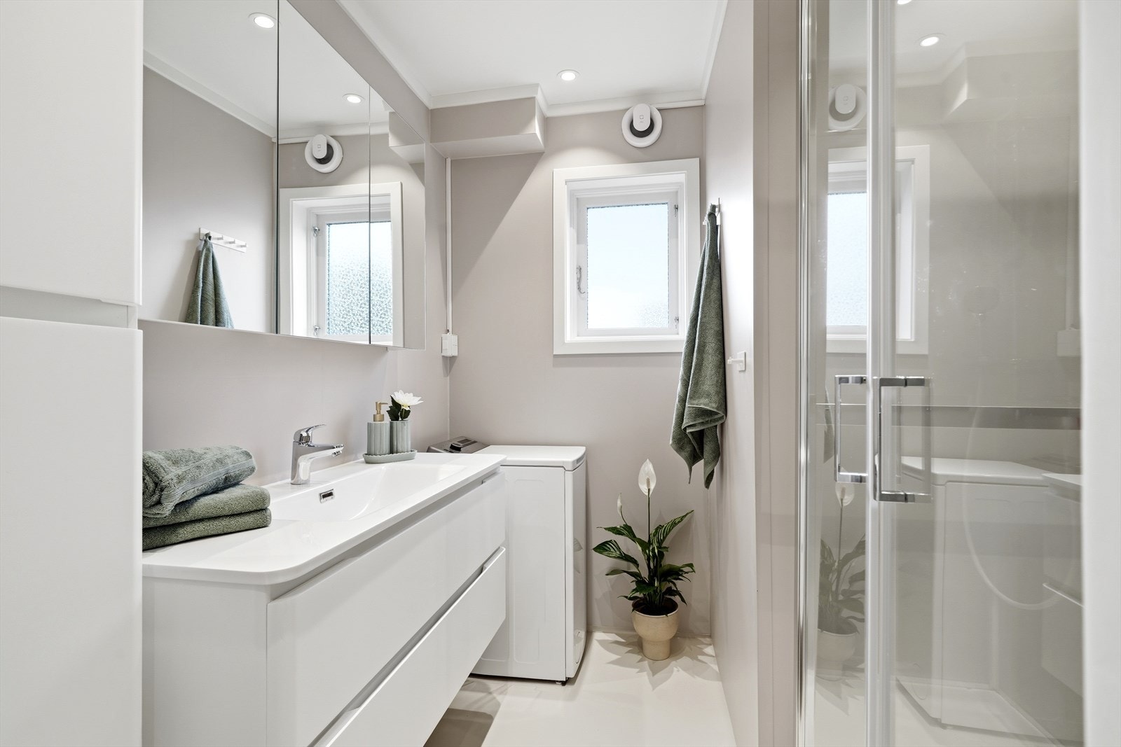 Badet i første etasje ble oppgradert i 2025 med nye baderomsplater og innredning. Galleribilde