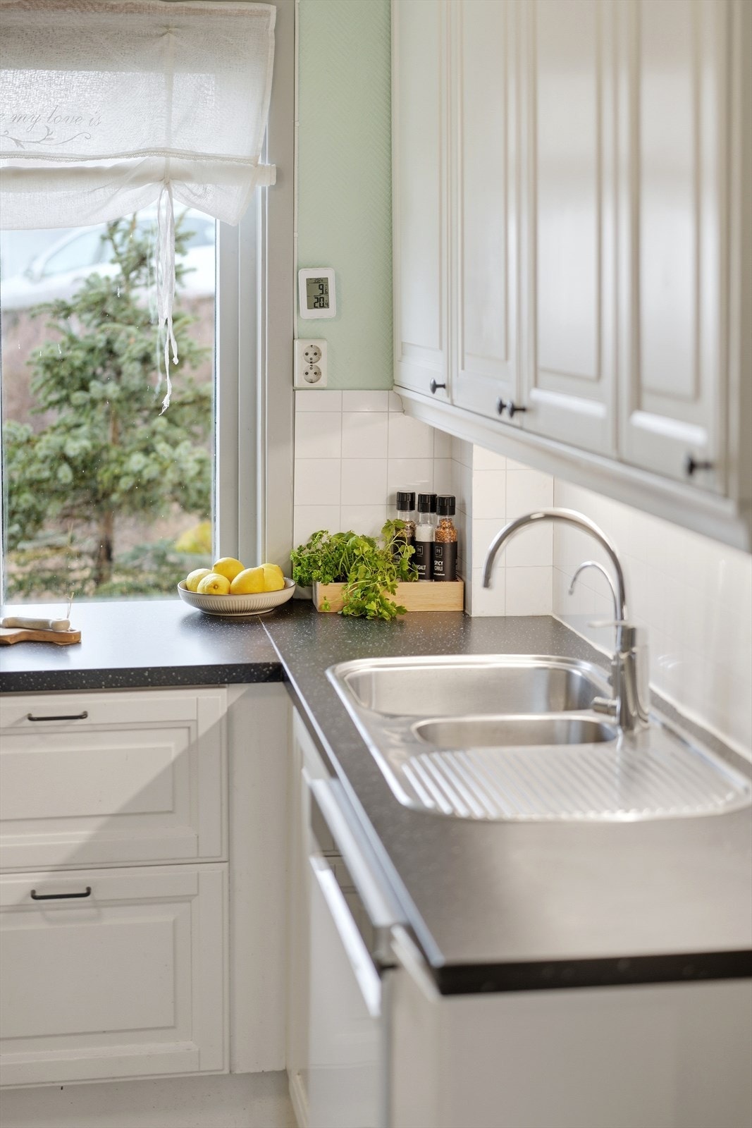 Kjøkkenet er utstyrt med kjøkkenventilator med avtrekk ut. Galleribilde