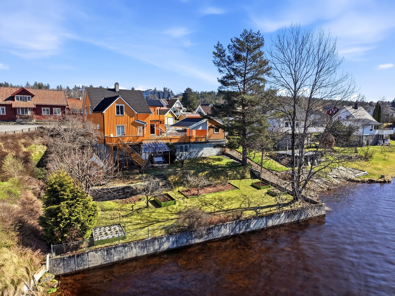 Velkommen til Gamle Gomsrudvei 24! En innholdsrik og oppgradert enebolig med en stor, solrik hage som strekker seg helt ned til Numedalslågen. Galleribilde