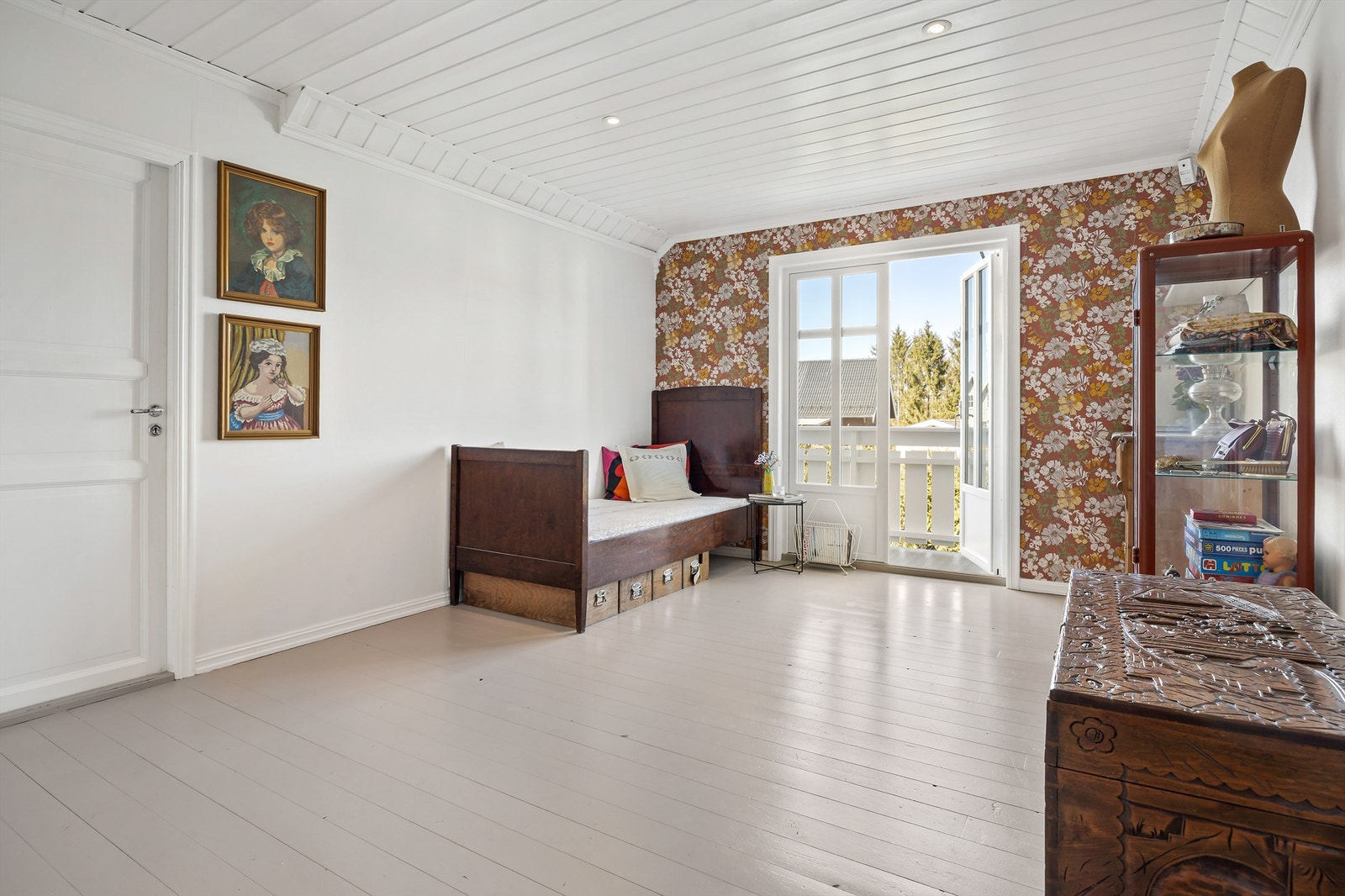 Loftstuen er et fleksibelt rom med innfelte downlights og utgang til en overbygget, vestvendt balkong. Galleribilde