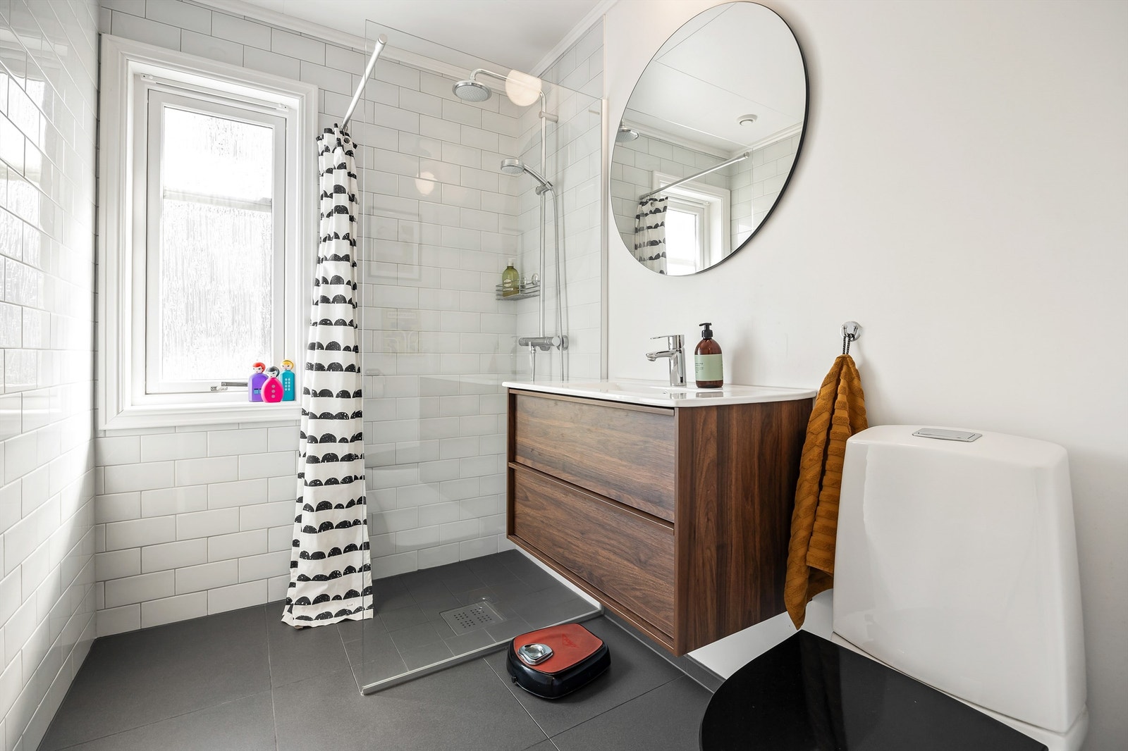 Badet i første etasje ble oppgradert i 2019. Her er det flislagt gulv med gulvvarme og en romslig dusjnisje med glassvegg. Galleribilde