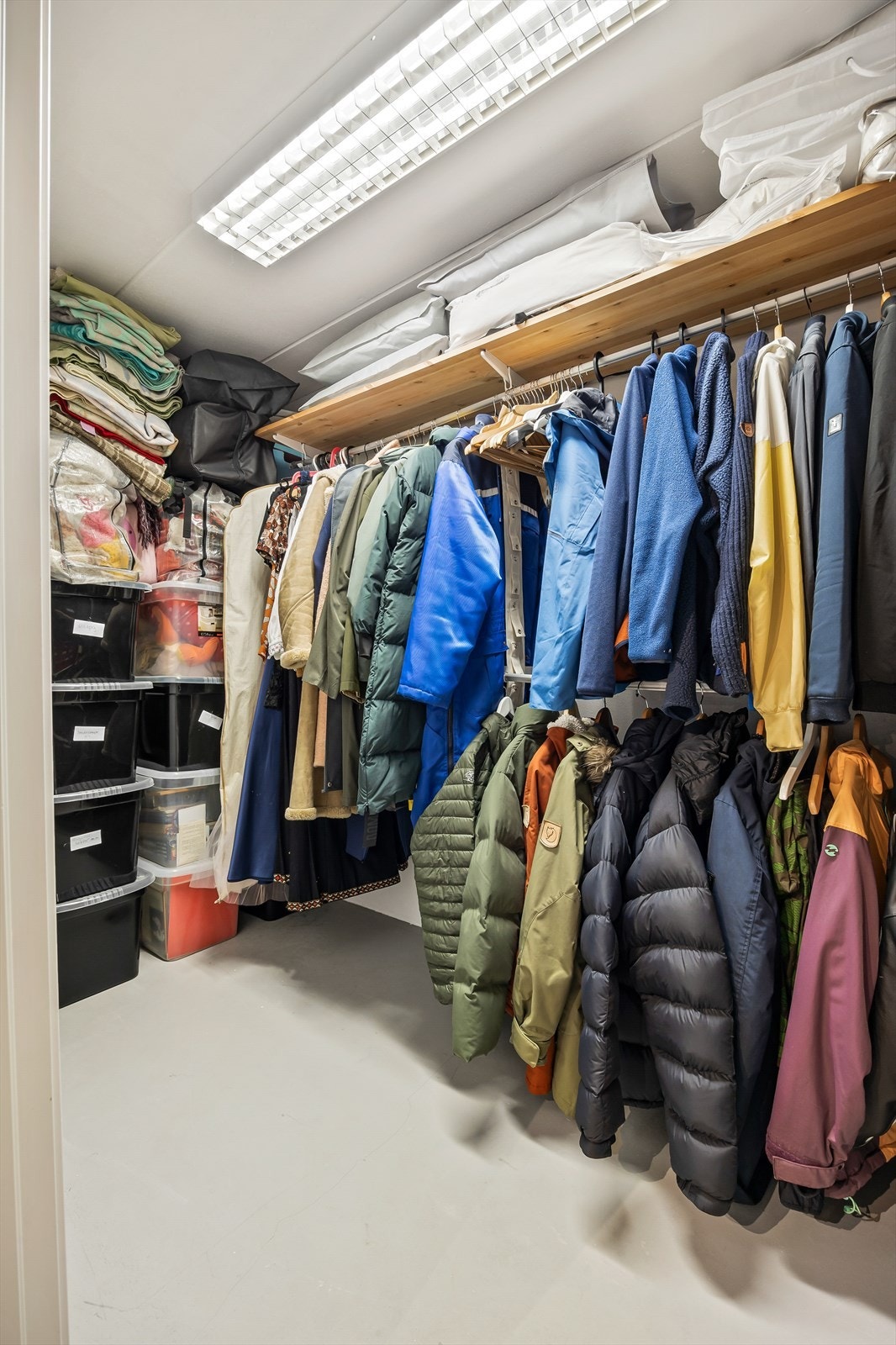 En av de romslige bodene i kjelleretasjen. Galleribilde