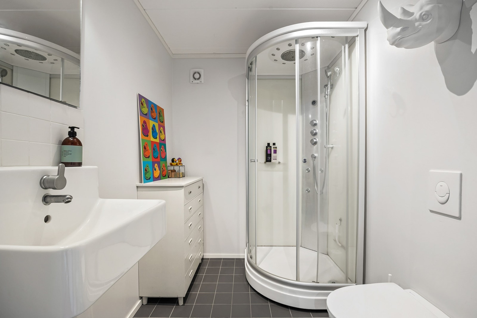 Badet i kjelleren er fra ca. 2013 og har flislagt gulv med gulvvarme, vegghengt toalett og dusjkabinett. Galleribilde