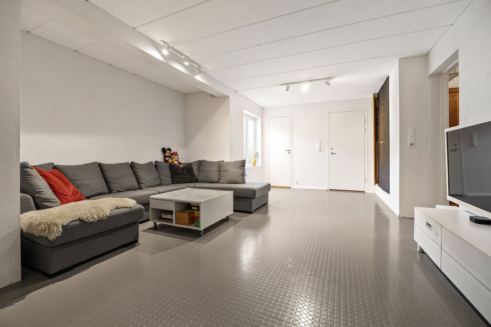 Kjellerstuen er et allsidig rom med gulvvarme. Perfekt som TV-stue eller lekerom. Galleribilde