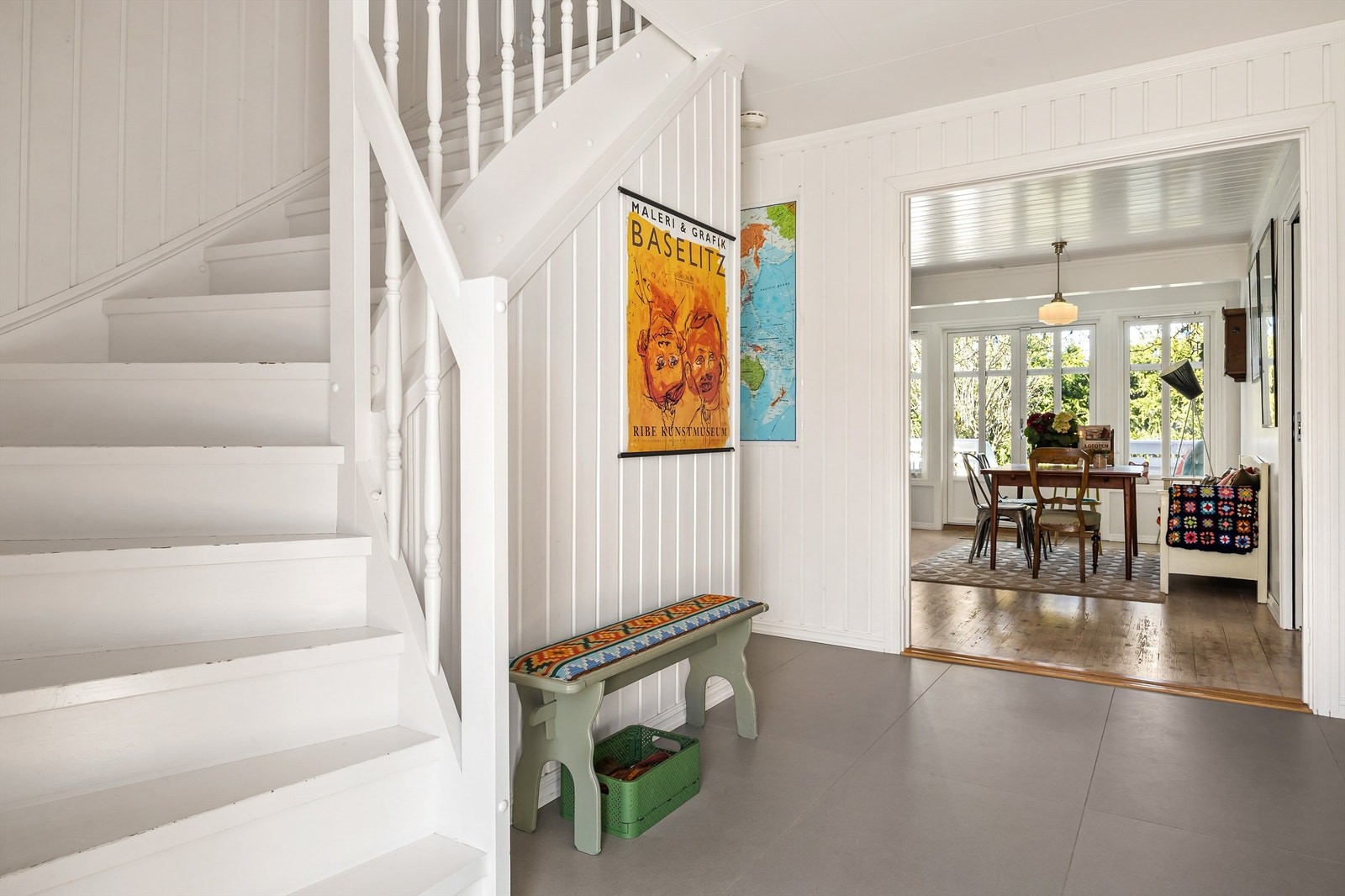 Entréen er lys og innbydende med gulvvarme. Herfra leder trappen opp til andre etasje. Galleribilde
