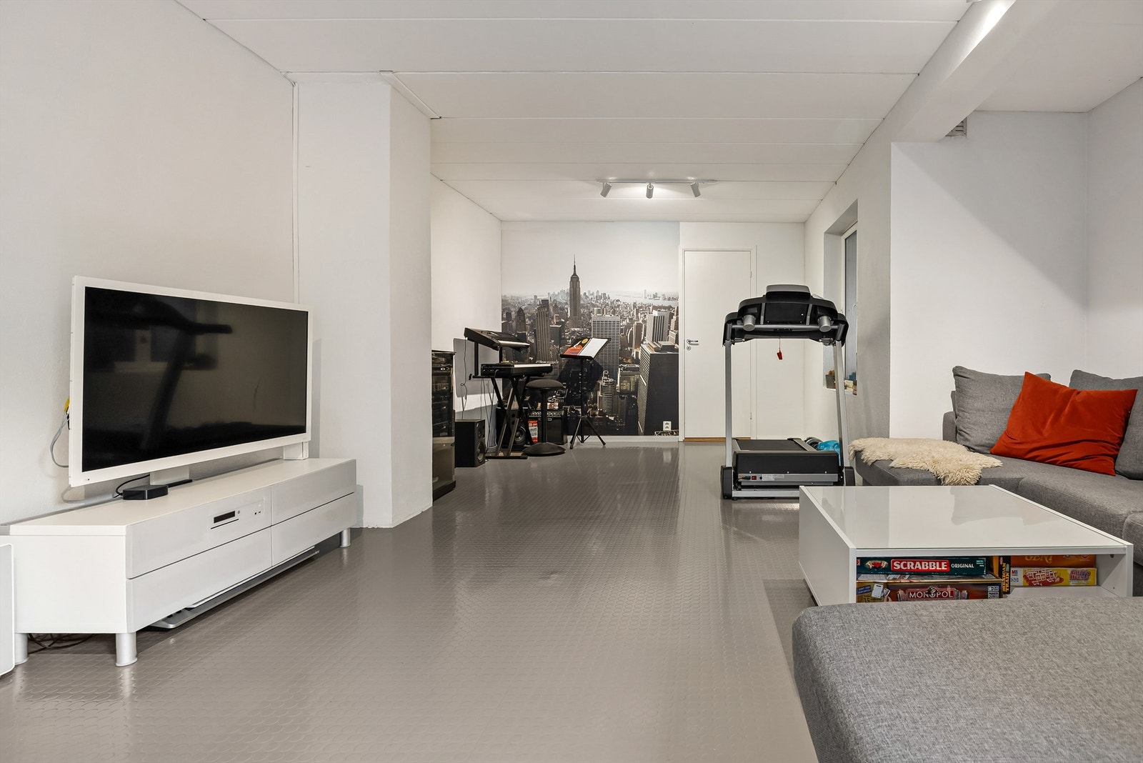 Med stue i hver av boligens tre etasjer er det rikelig med plass for hele familien å boltre seg på. Galleribilde