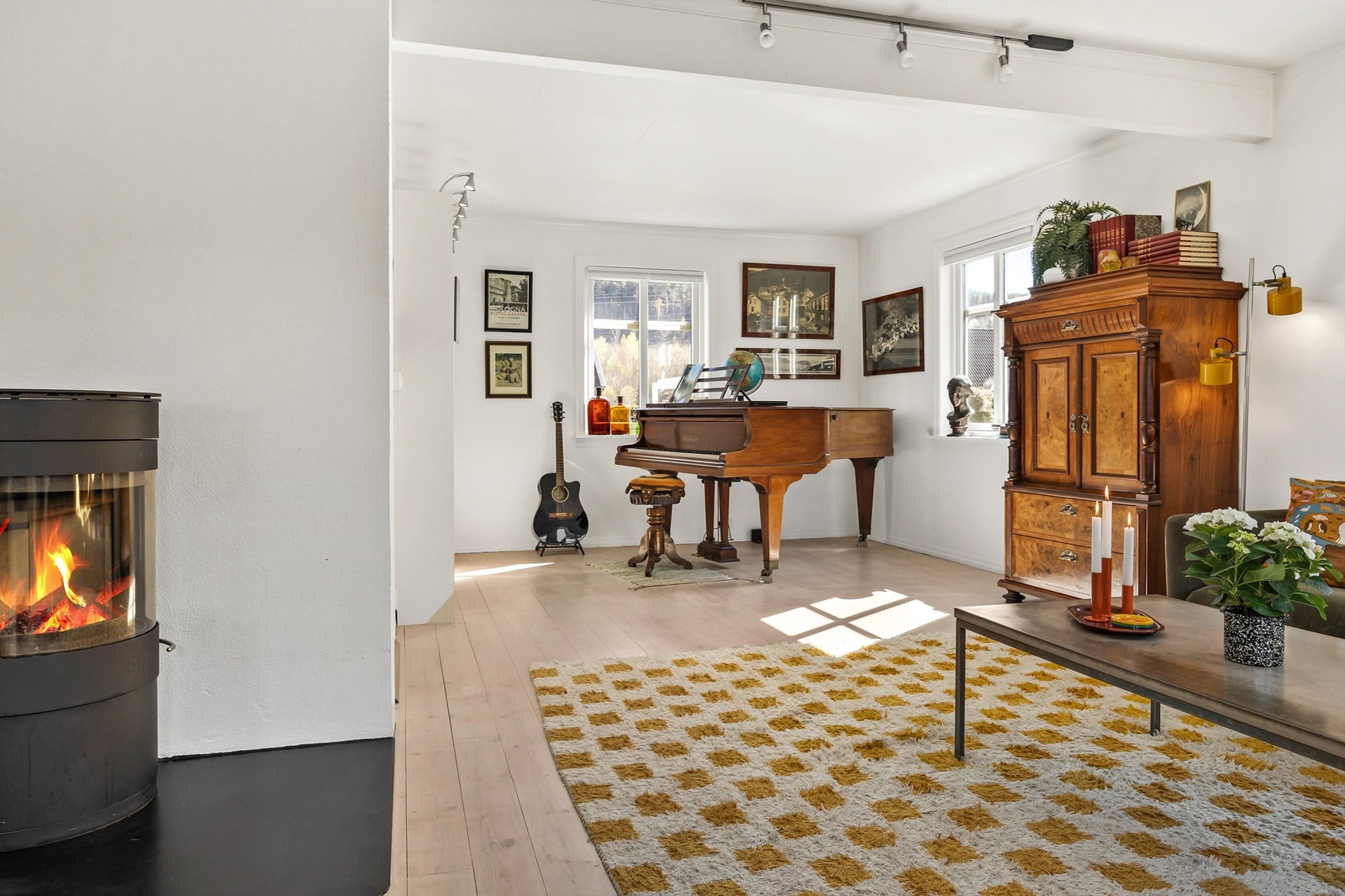 En effektiv varmepumpe fra 2020 og en peisovn sørger for både jevn varme og hygge i stuen. Galleribilde