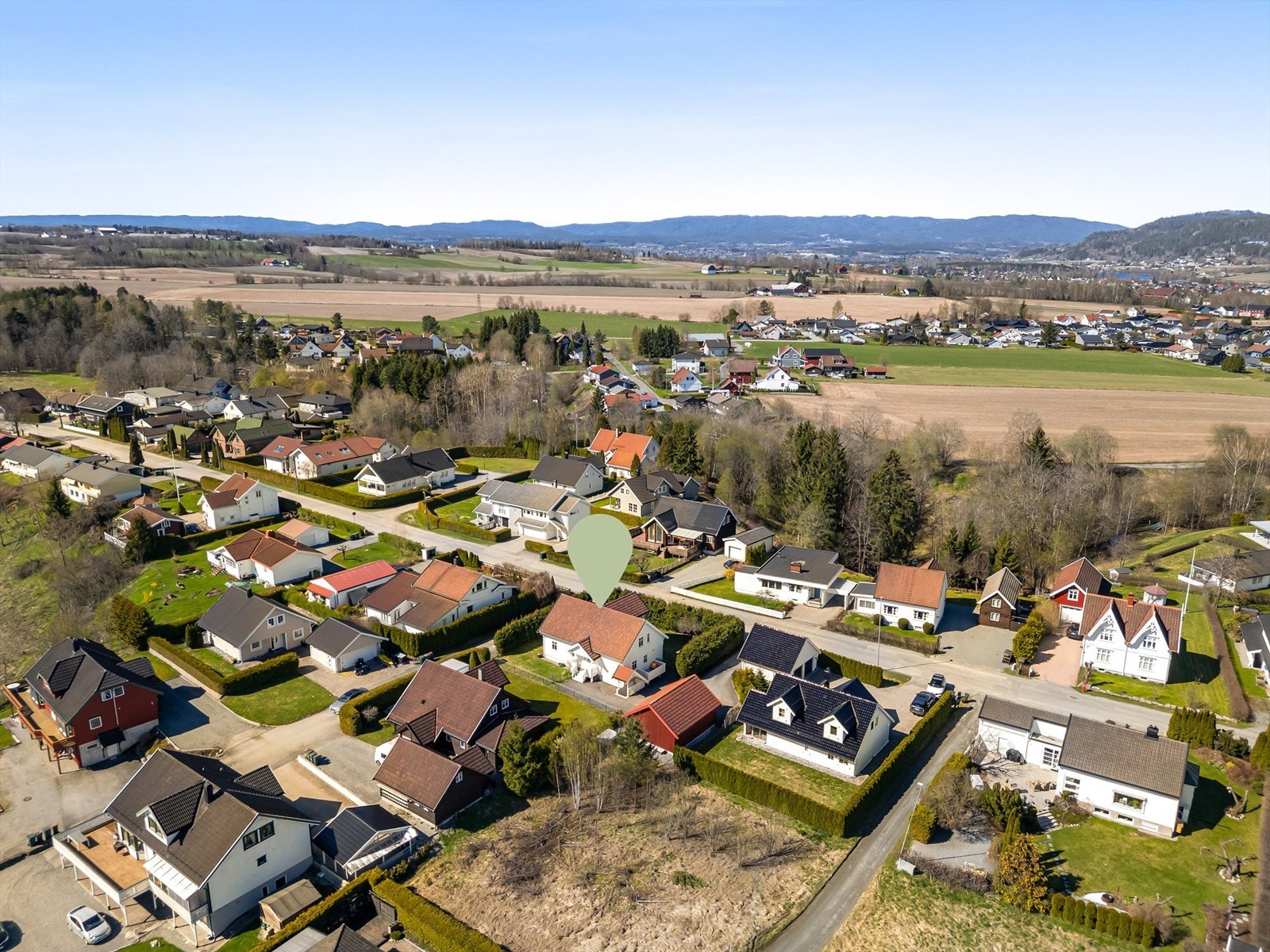 Området byr på et bredt utvalg av fritidsaktiviteter, med nærhet til både Consto Arena, golfbane og turstier langs Drammenselva. Galleribilde