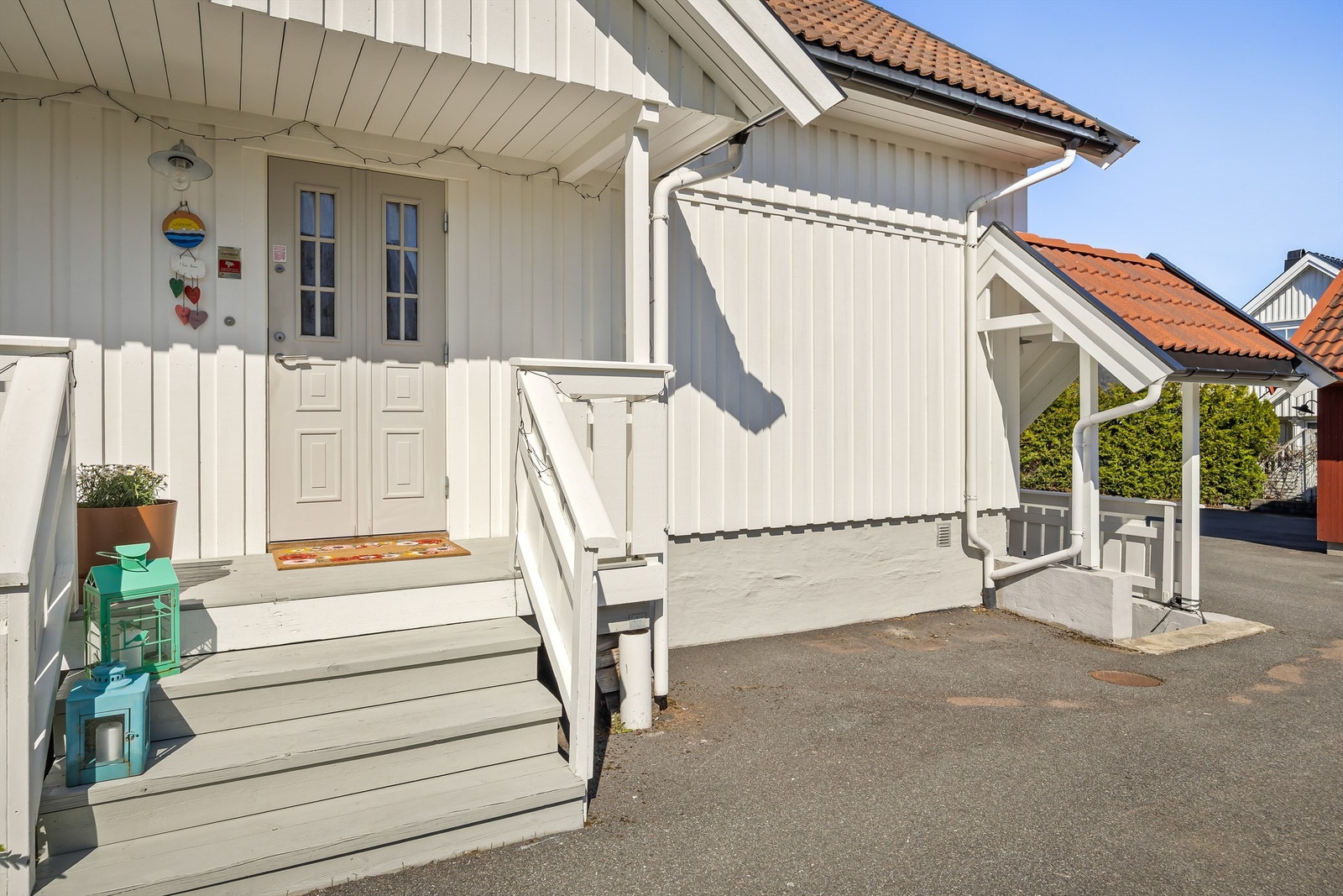 Hovedinngangen ligger i første etasje, med en østvendt balkong på 4 m² ved inngangspartiet. Galleribilde