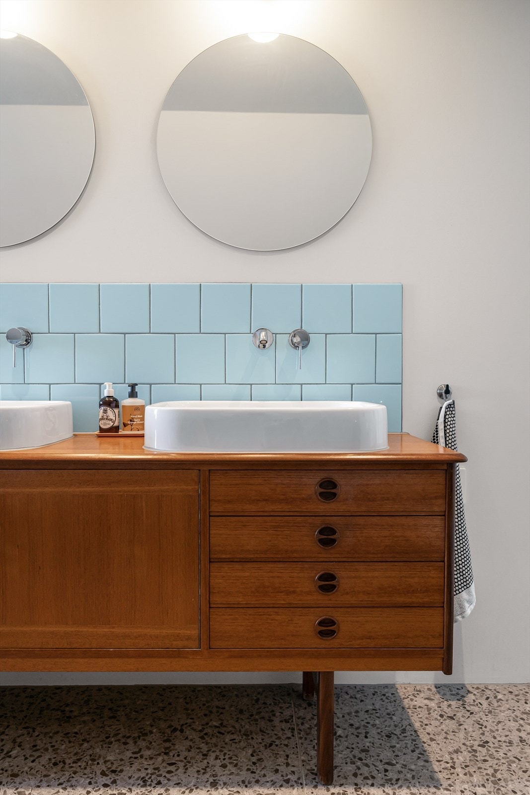 Badet i andre etasje ble oppgradert i 2021. To toppmonterte servanter og innebygde blandebatterier i vegg. Galleribilde