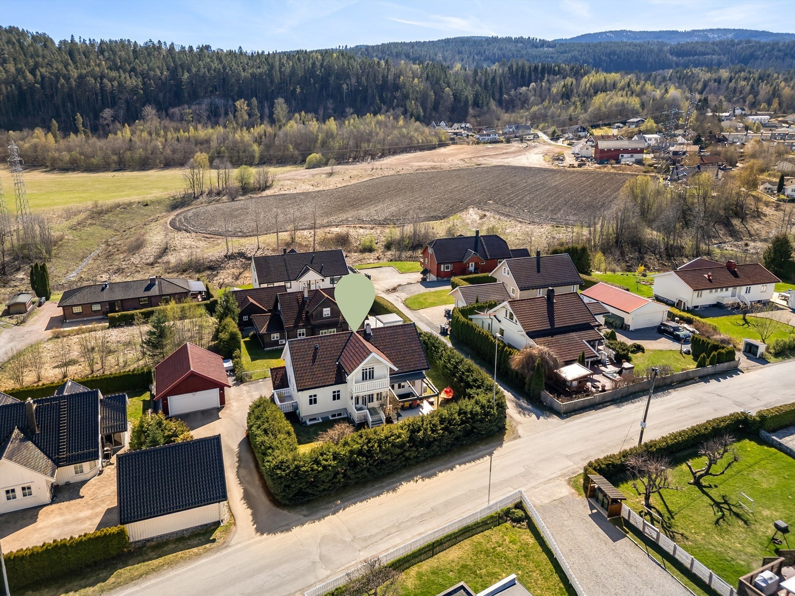 Fra eiendommen er det kort vei til Mjøndalen sentrum med et godt kollektivtilbud. Toget til Drammen tar ca. 9 minutter. Galleribilde
