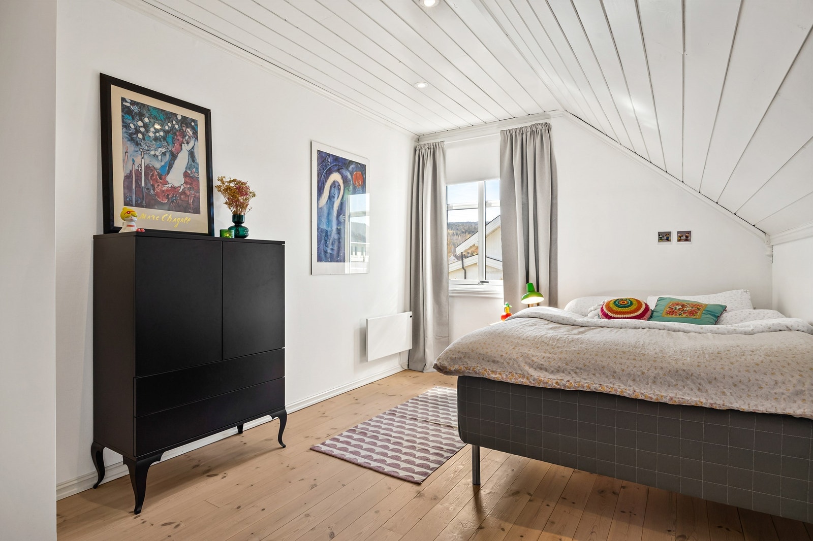 Det er god plass til dobbeltseng og oppbevaringsmøbler i alle soverommene. Galleribilde