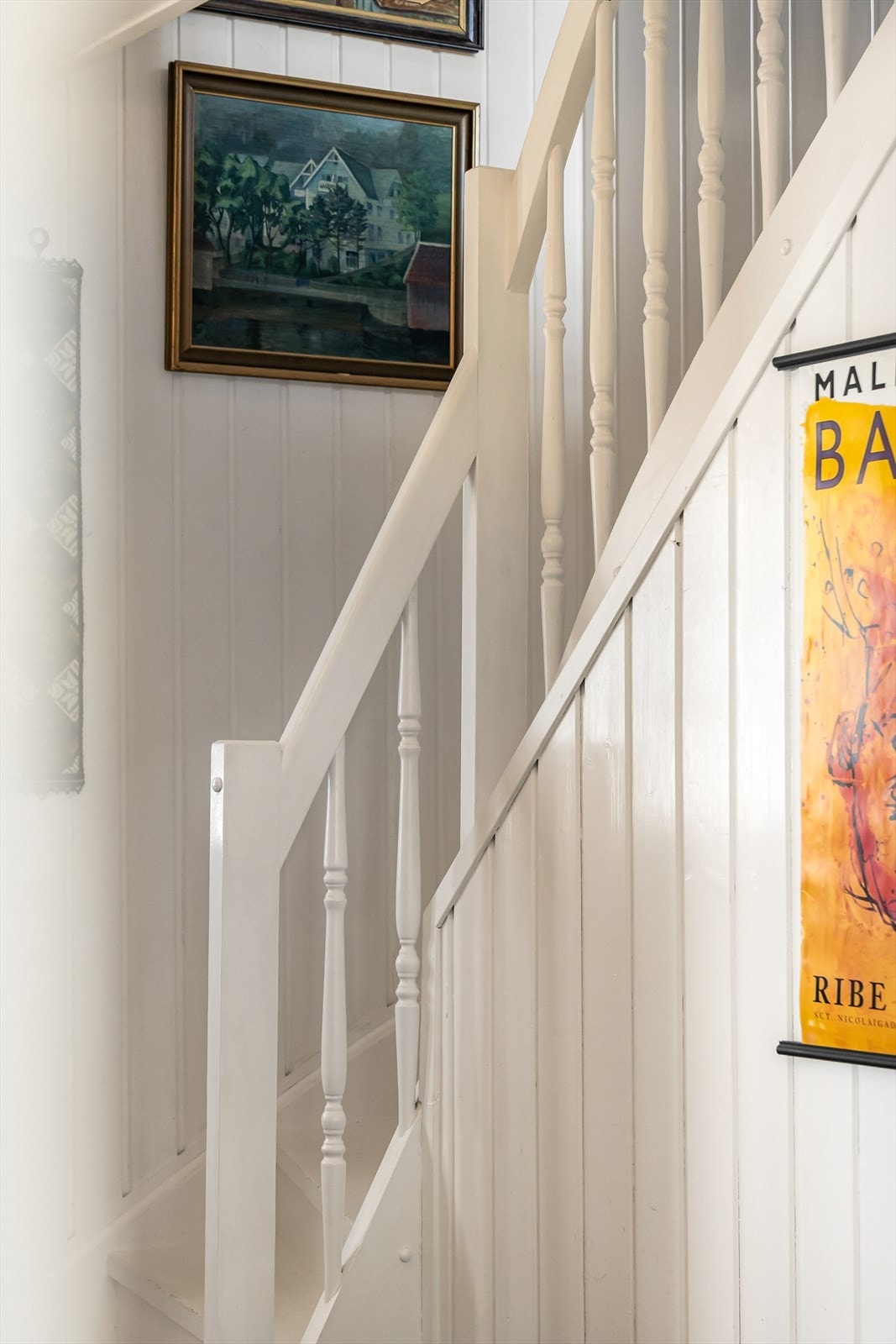 Trapperommet har panel på veggene og et rekkverk i tre som understreker boligens klassiske preg. Galleribilde