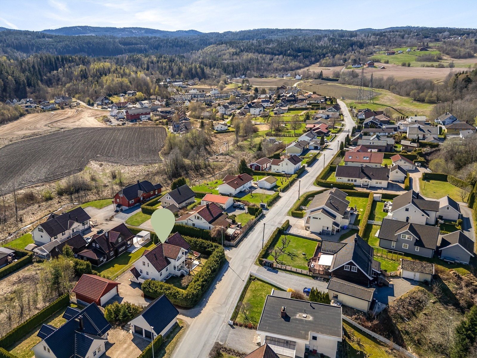 Beliggenheten er attraktiv i et populært nabolag med kort vei til skoler, togstasjon og servicetilbud.
Fotograf: Stine Prøitz Jørgensen Galleribilde