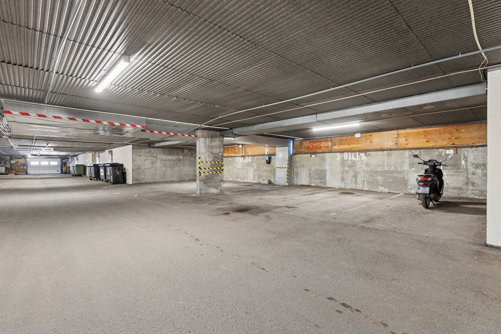 Leiligheten disponerer fast garasjeplass i felles garasjeanlegg (plass nr. 83). Mulighet for elbillading. Det er også vaskehall for beboerne, verksted samt 2 egne boder og fellesboder i kjelleren. Galleribilde