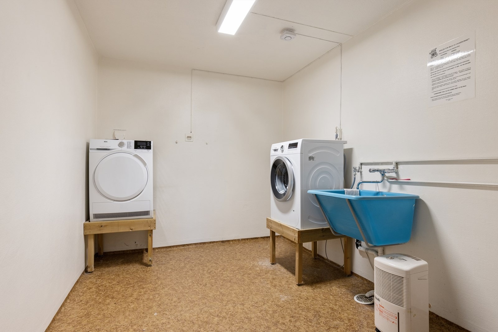 Fellesvaskeri like ved inngangspartiet på samme plan. Det er eget vaskerom per etasje i hele blokken. Galleribilde