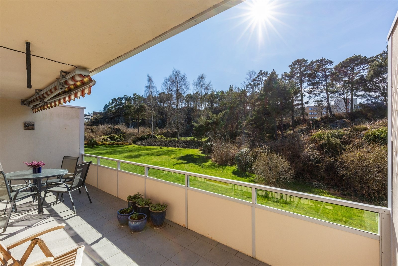 Stor, solrik terrasse på 20m2 med rikelig sol store deler av dagen. Galleribilde