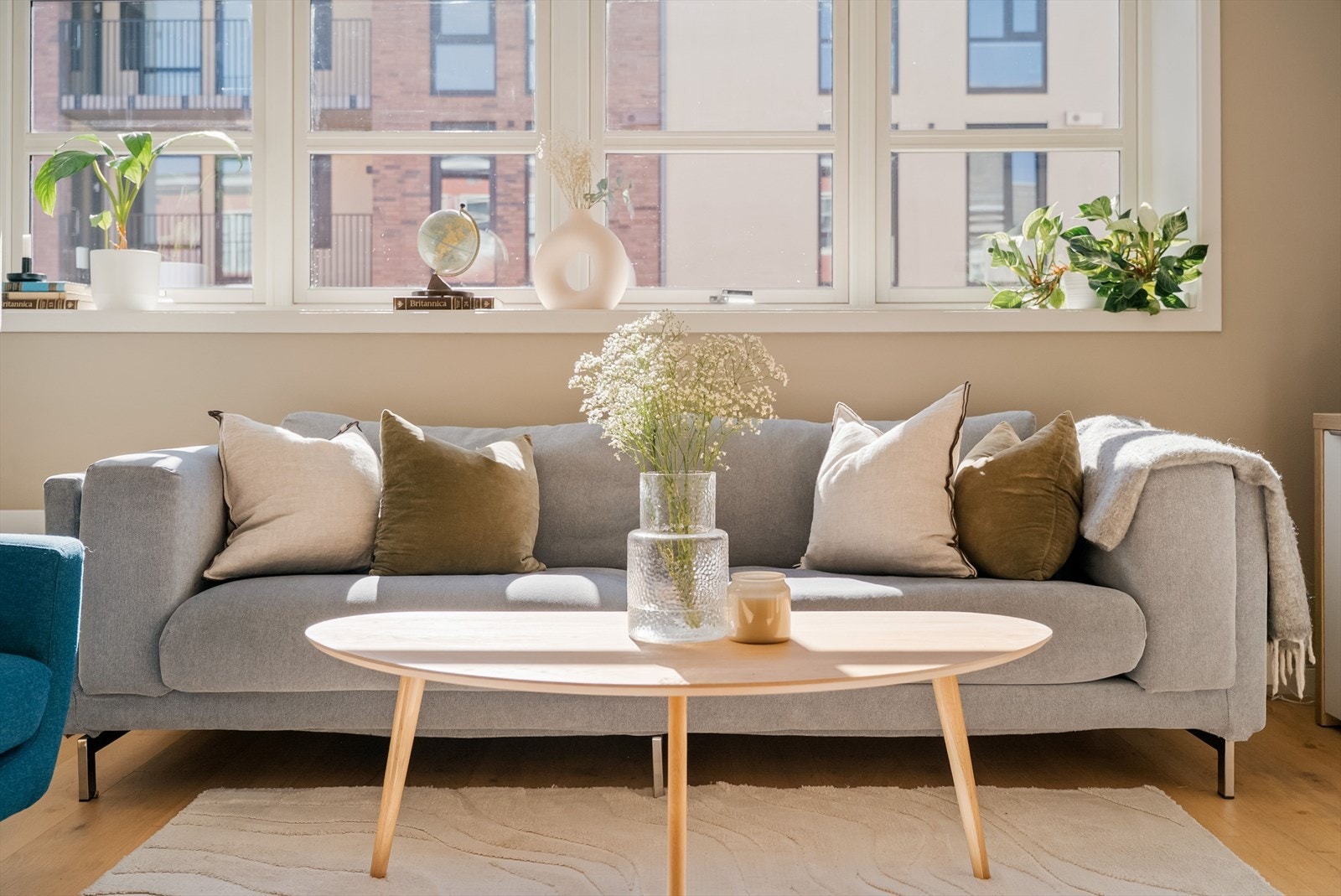 Dype vinduskarmer skaper flotte muligheter for personlig innredning og dekorative detaljer. Galleribilde