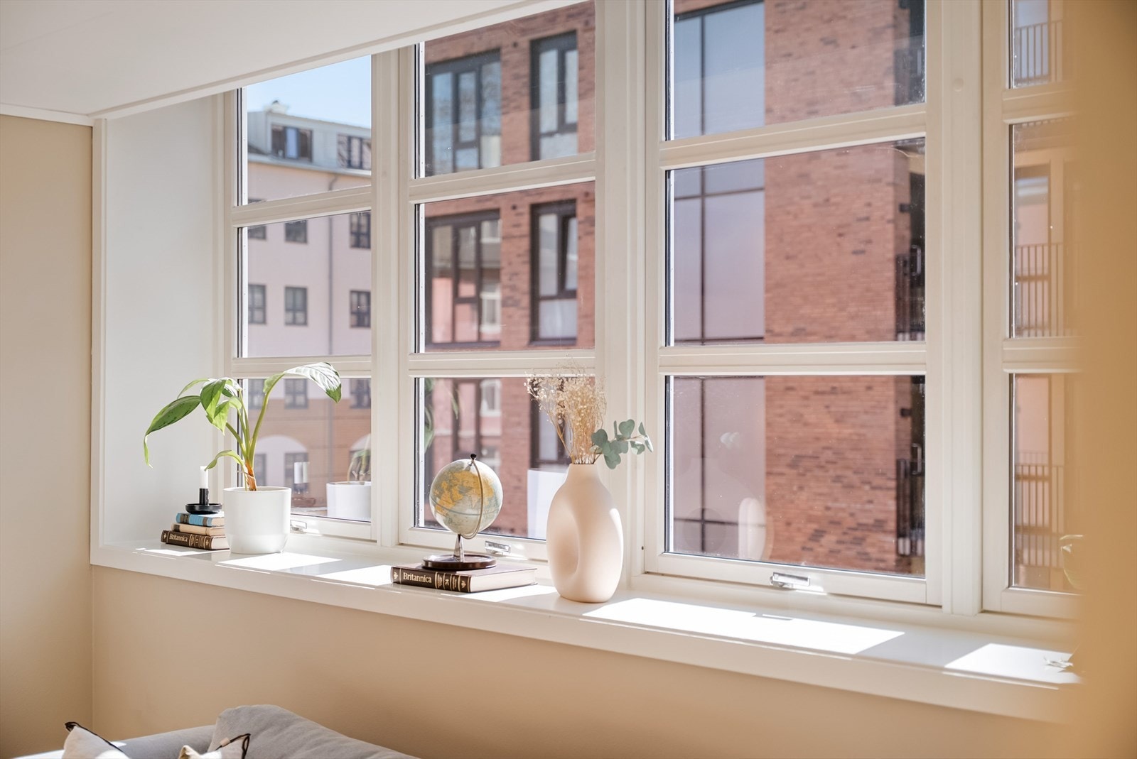 Store vindusflater sørger for godt med naturlig lysinnslipp til stuen. Persienner og lys kan styres via en IKEA Home-app. Galleribilde