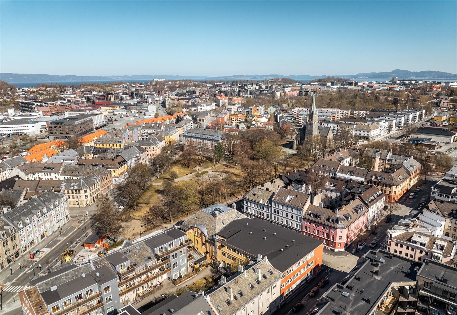 Like ved finner man Lademoparken, en klassisk og frodig bypark ved Lademoen kirke, med store grøntområder som innbyr til soling, rekreasjon og hyggelige sommerdager. Galleribilde
