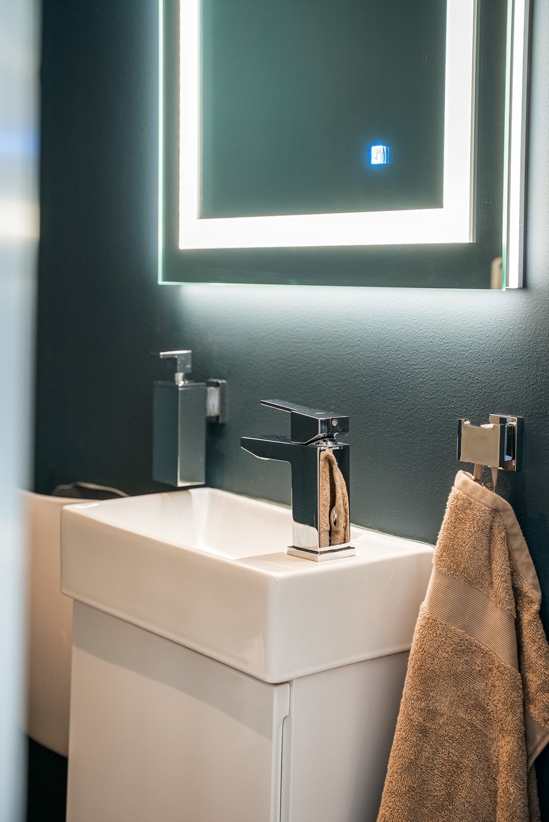 Rommet fremstår moderne med stilrene og elegante detaljer. Det er varmekabler i gulvet på baderom og toalettrom. Galleribilde