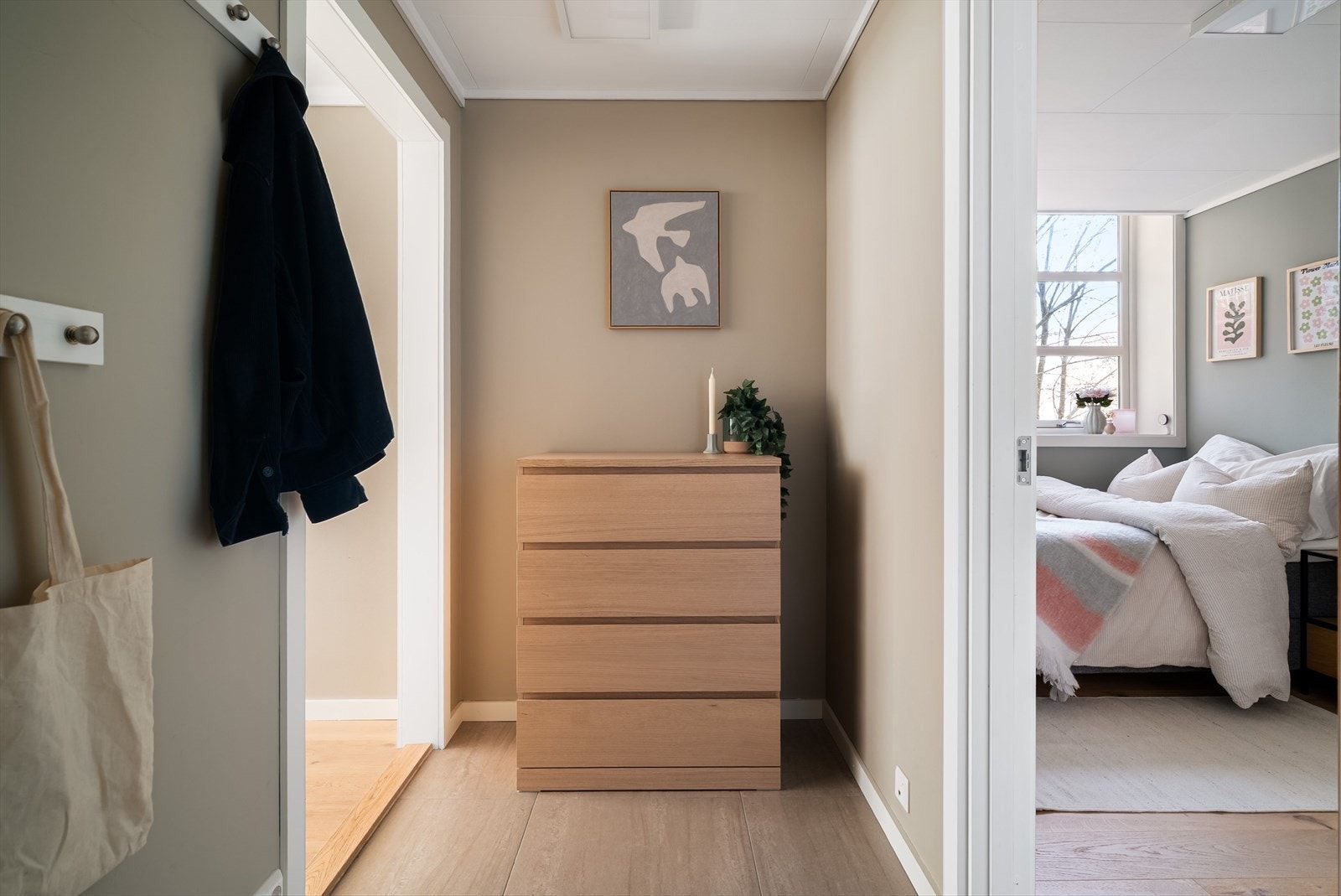Man ønskes velkommen inn i en innbydende entré med gode muligheter for praktisk oppbevaring. Galleribilde