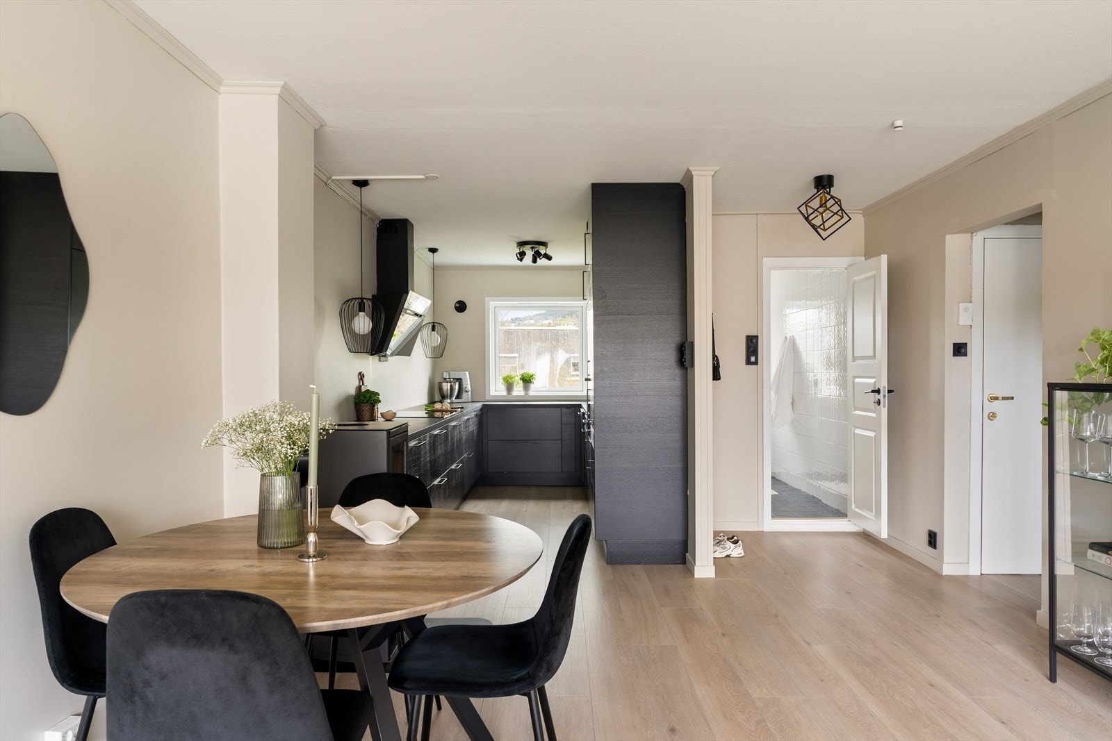 Oppholdsarealet fremstår som innbydende med 1-stavs gulv og tidsriktige fargevalg, og byr på gode møbleringsmuligheter med naturlige soner for både spisegruppe og sofagruppe. Galleribilde