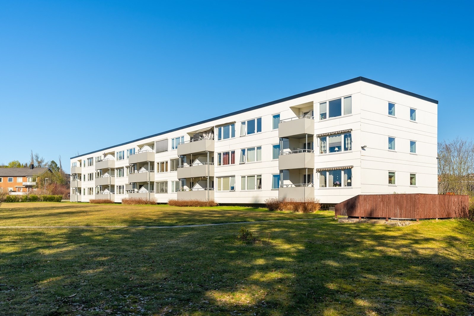 Nærmeste bussholdeplass ligger kun to minutters gange fra leiligheten, og herfra bruker bussen omtrent 10 minutter inn til sentrum. Galleribilde
