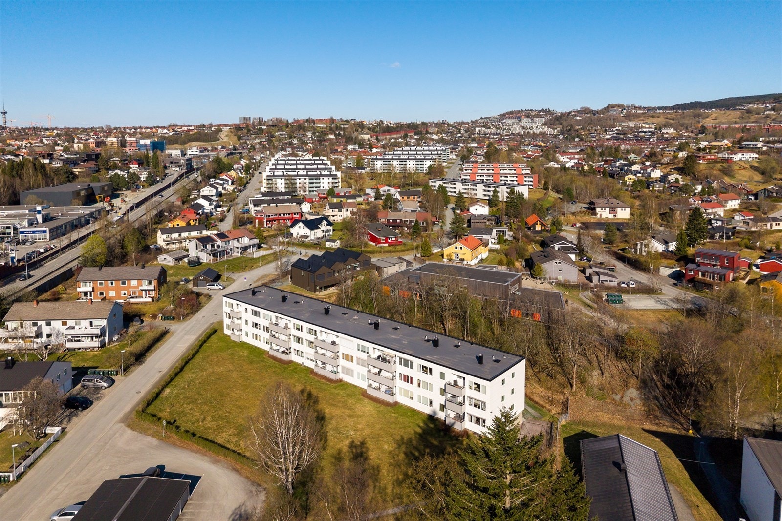 Leiligheten er en del av et veldrevet borettslag med god vedlikeholdshistorikk. I 2015 og 2016 ble det gjennomført omfattende oppgraderinger, blant annet etterisolering av vinduer, ny kledning samt maling av garasjer og inngangsparti. Galleribilde