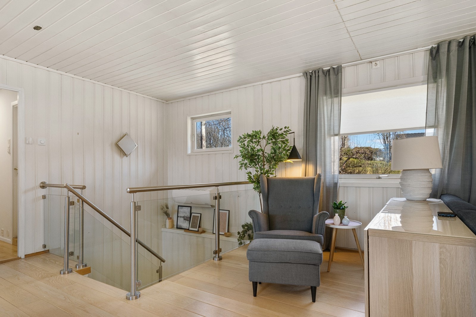 Trapperommet opp til hovedetasjen har rekkverk i stål og glass, som gir et åpent og moderne preg. Galleribilde