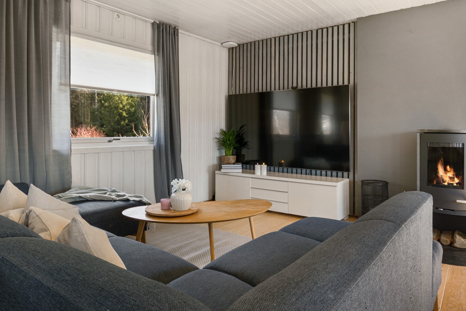 Vedovnen i stuen gir ekstra varme og hygge på kalde dager. Boligen har også varmepumpe. Galleribilde