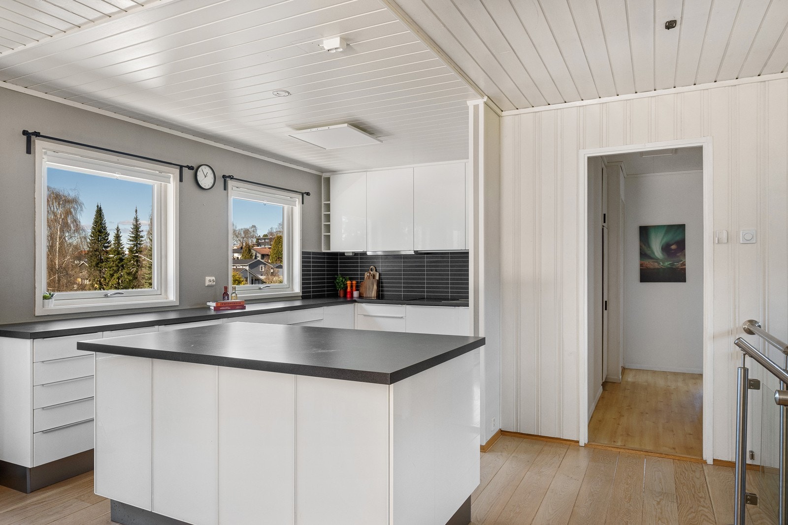 Kjøkkenet fra 2012 har en åpen løsning mot stuen, med en praktisk kjøkkenøy som gir ekstra arbeidsflate. Galleribilde