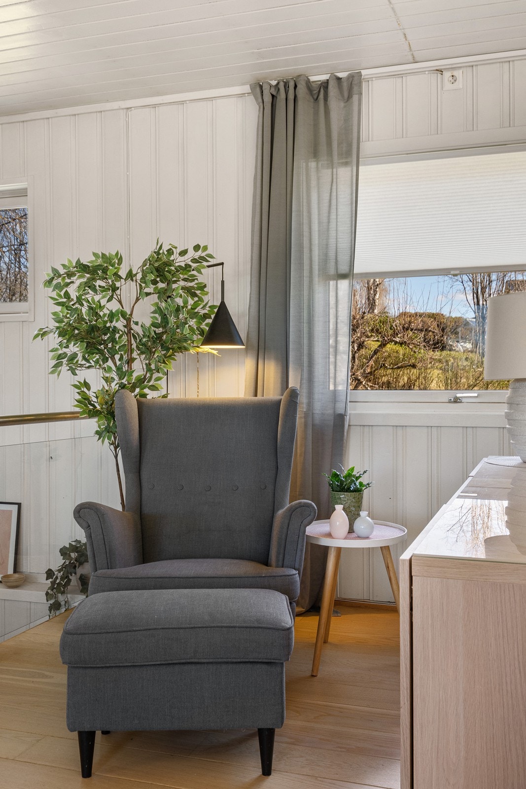 En hyggelig lesekrok ved trappen i hovedetasjen. Galleribilde