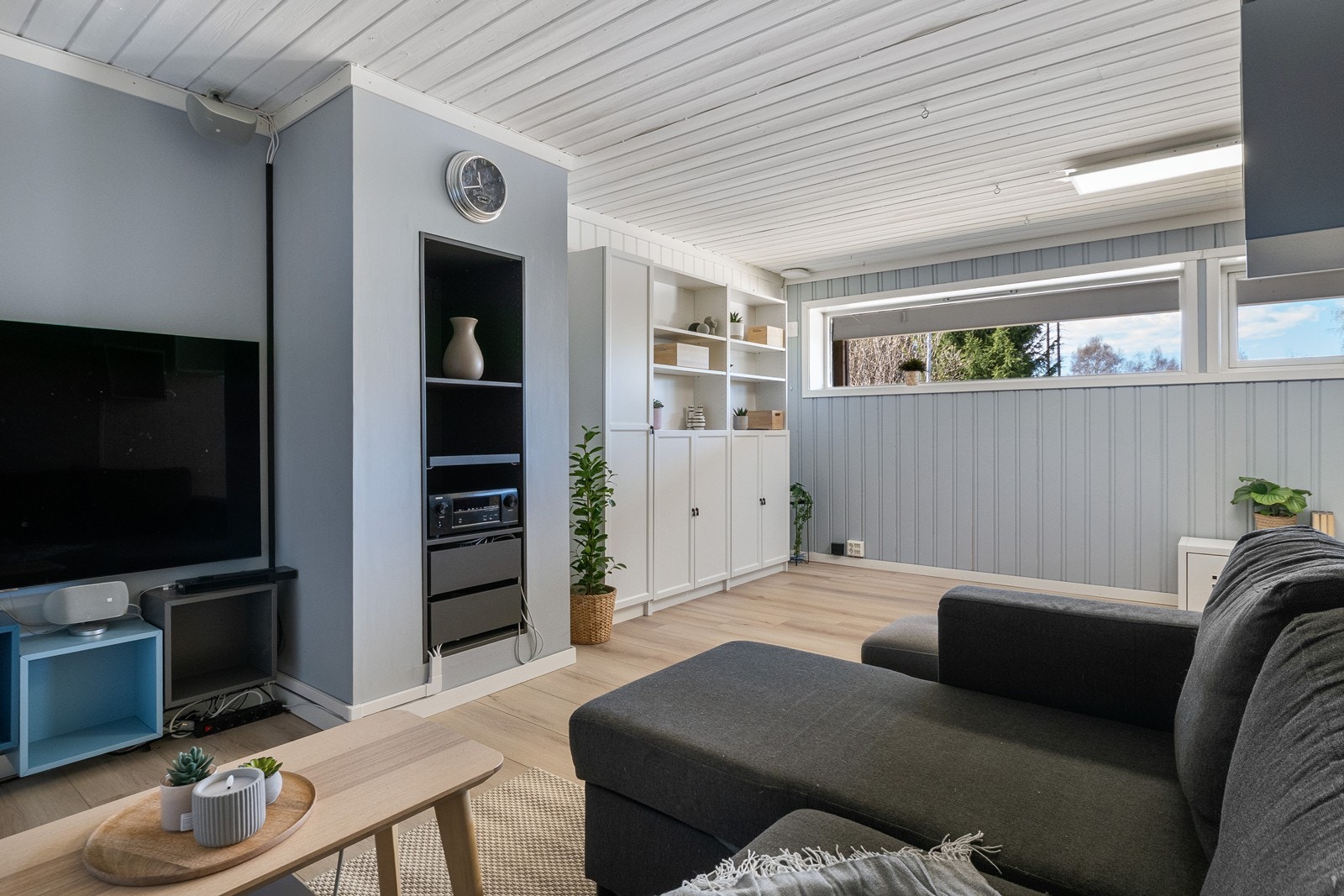 Rommet har laminat på gulvet og panel på veggene, og gode, plassbygde oppbevaringsløsninger. Galleribilde