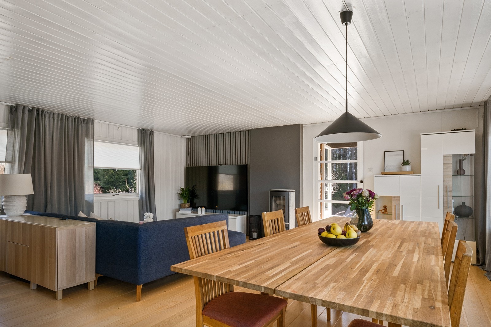 Stuen og spisestuen utgjør et stort allrom med plass til både sofagruppe og langbord. Galleribilde