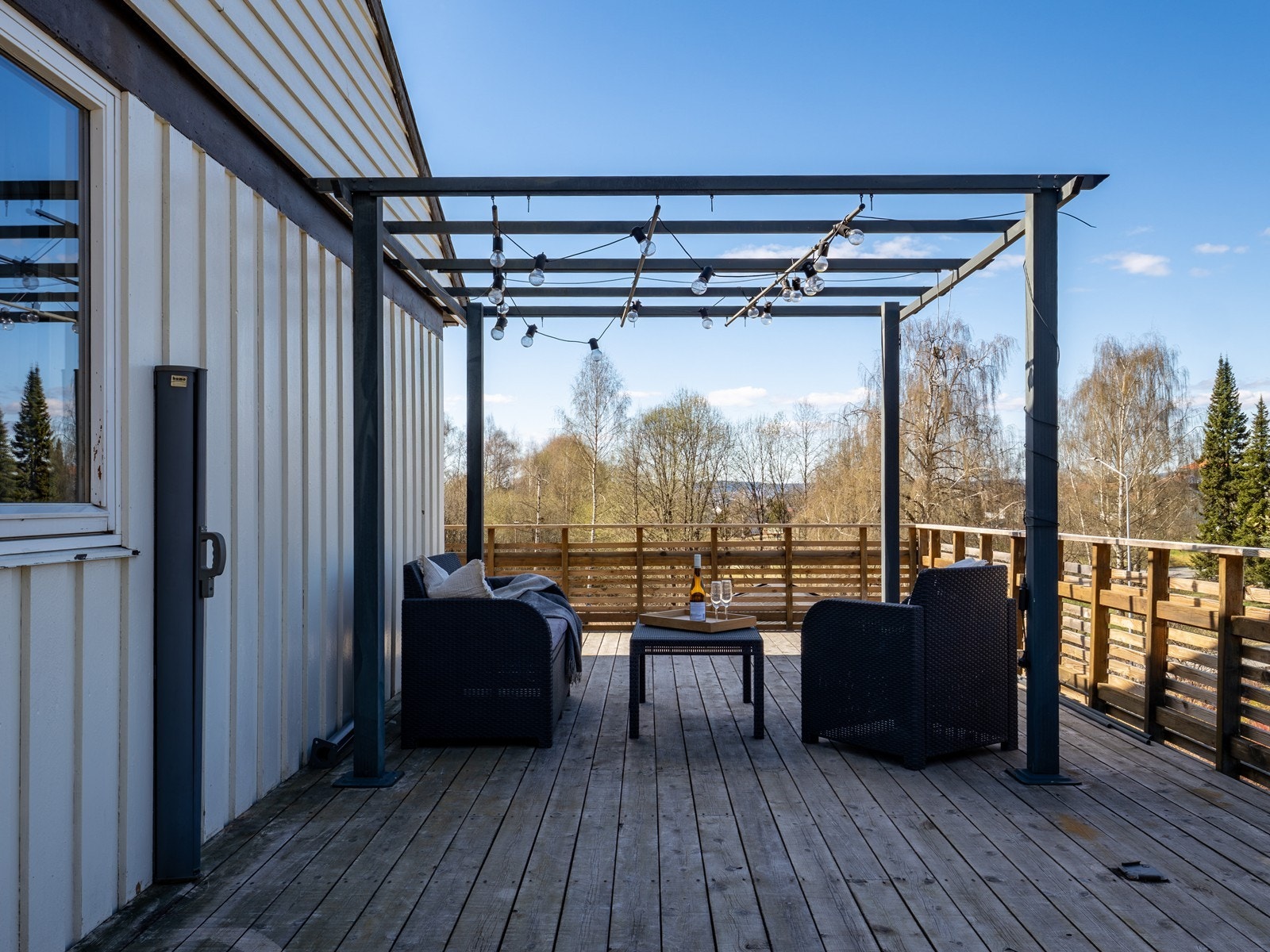 En usjenert del av terrassen med pergola. Galleribilde