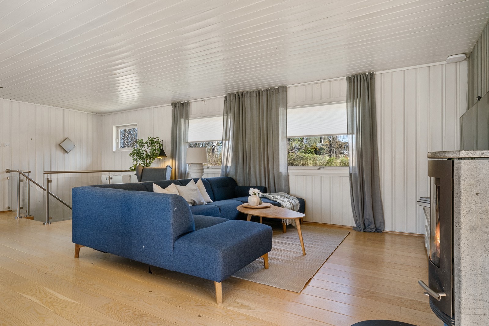 Stuen har parkett på gulvet og panel på vegger og i tak. Galleribilde