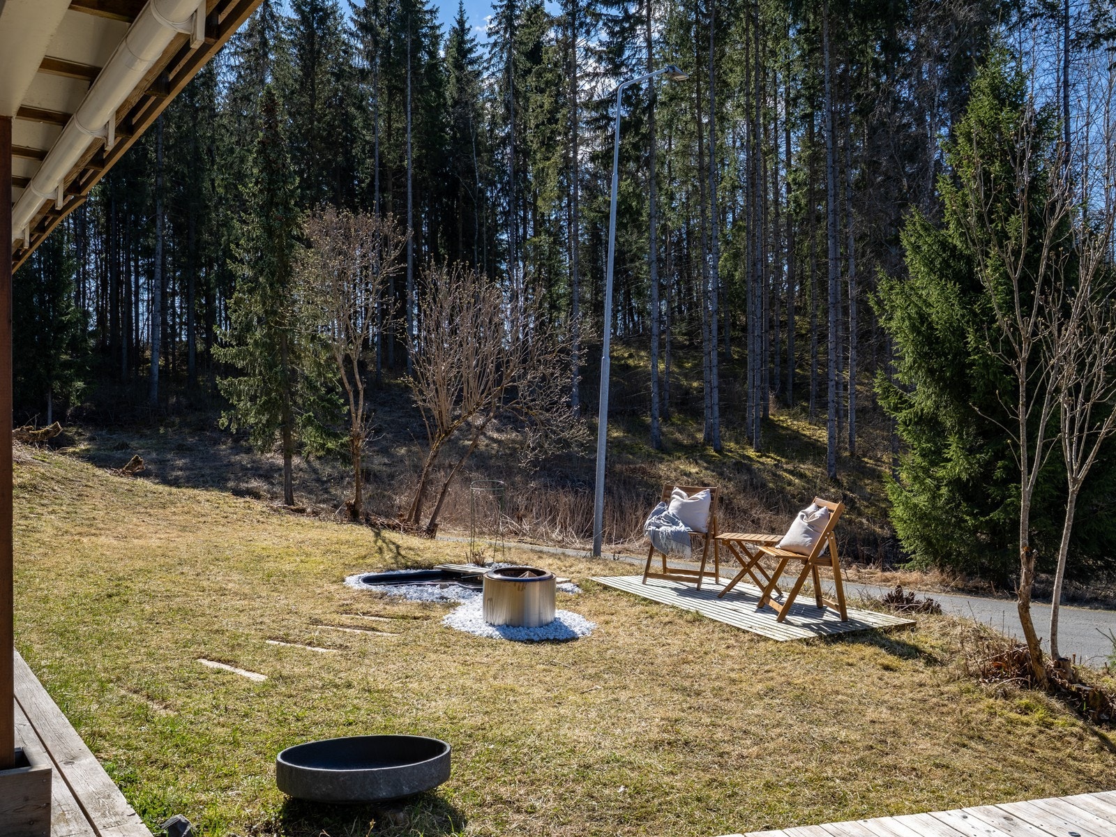 Uteplass med bålpanne for hyggelige kvelder. Galleribilde