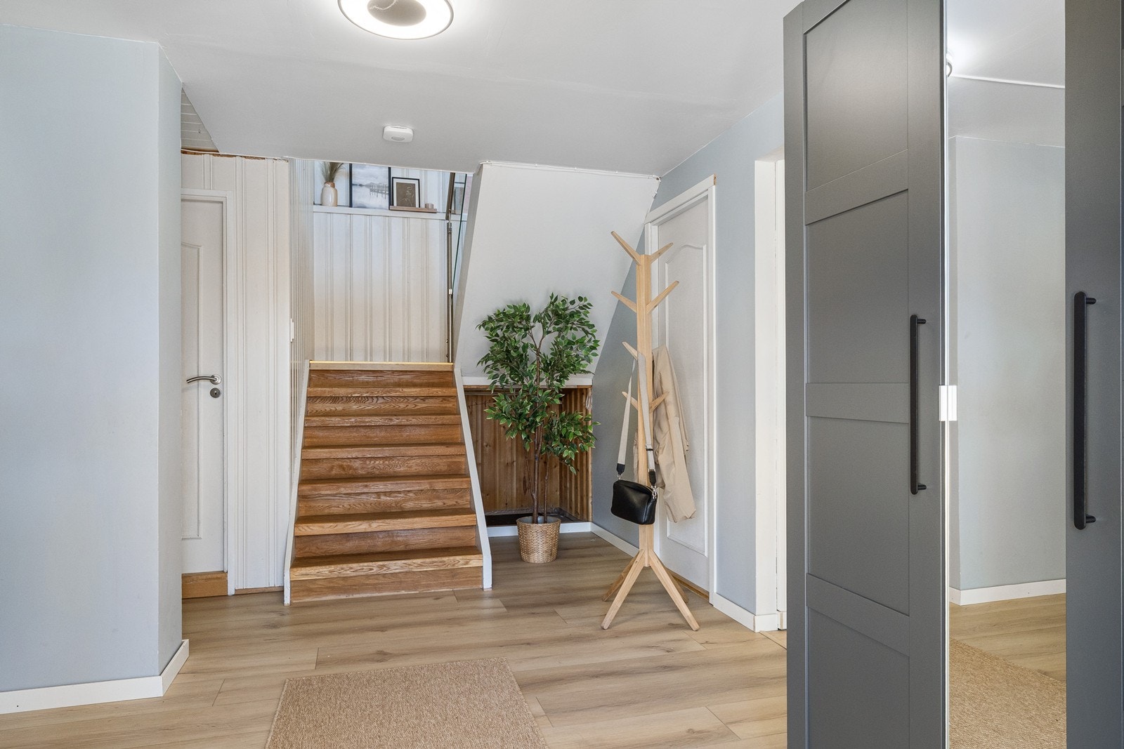 Velkommen inn! romslig hall med god plass til garderobeløsning for klær og sko. Galleribilde
