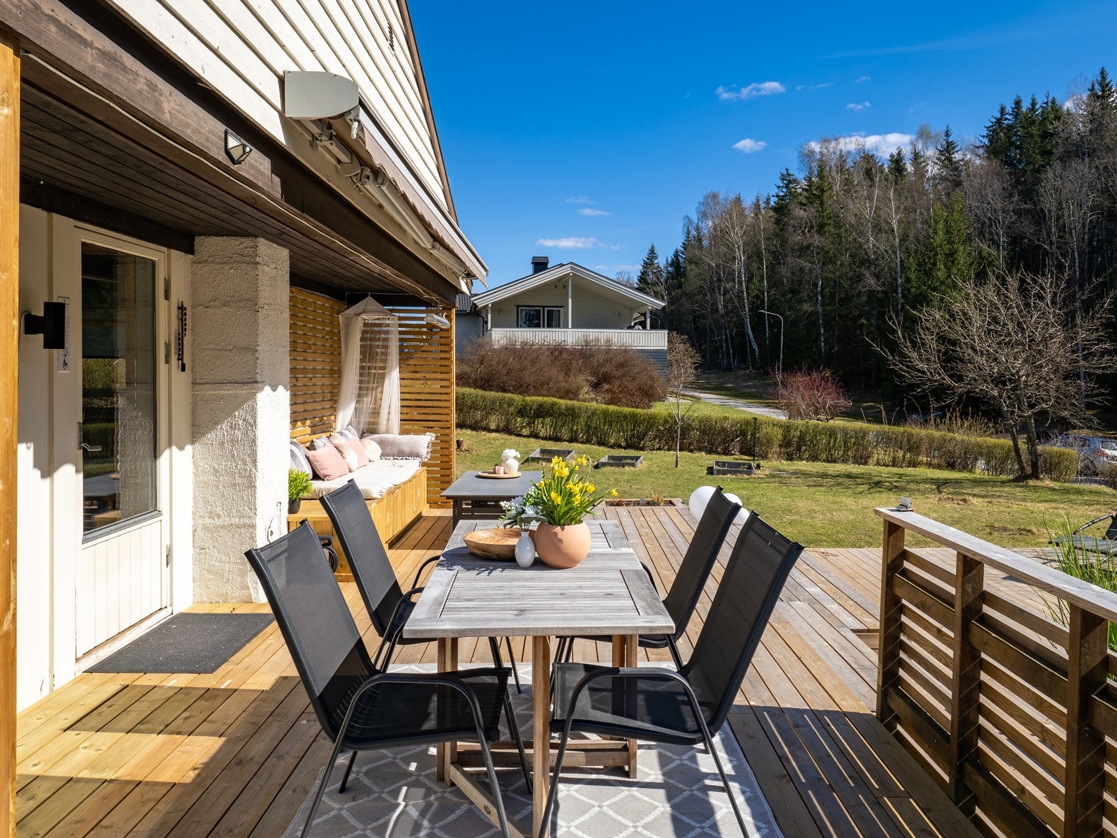 Den store terrassen er bygget med impregnert bjelkelag og terrassebord, og gir rikelig med uteplass. Galleribilde