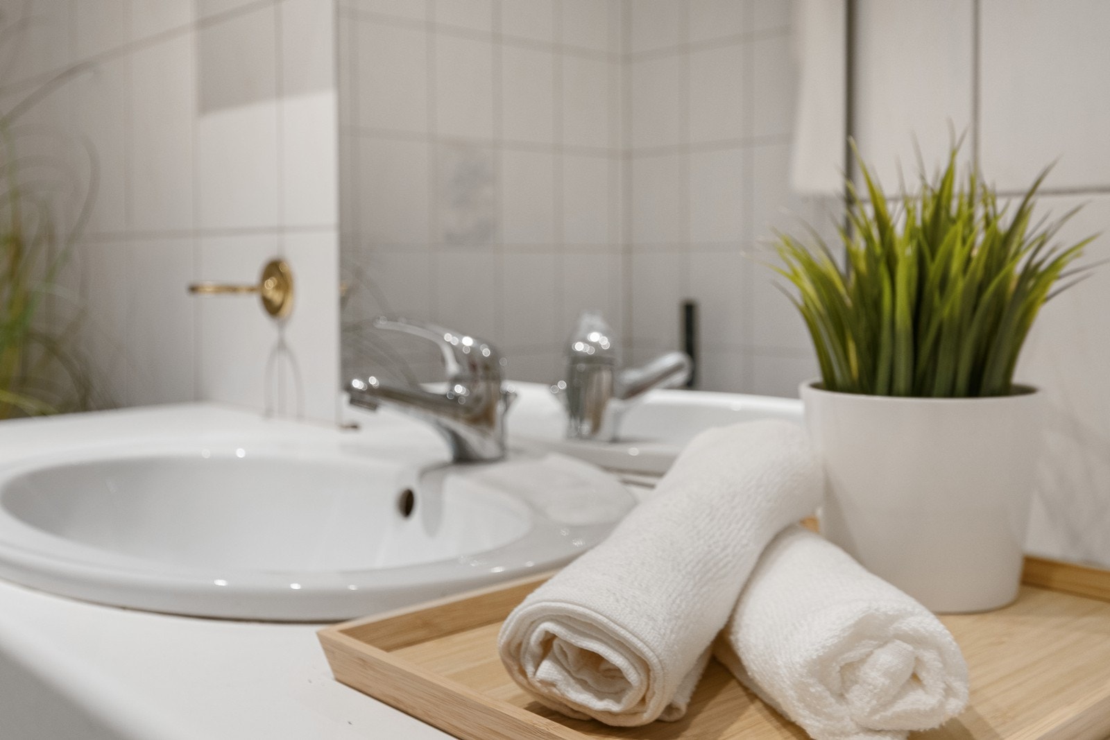 Detalj fra servantinnredningen på badet i underetasjen. Galleribilde