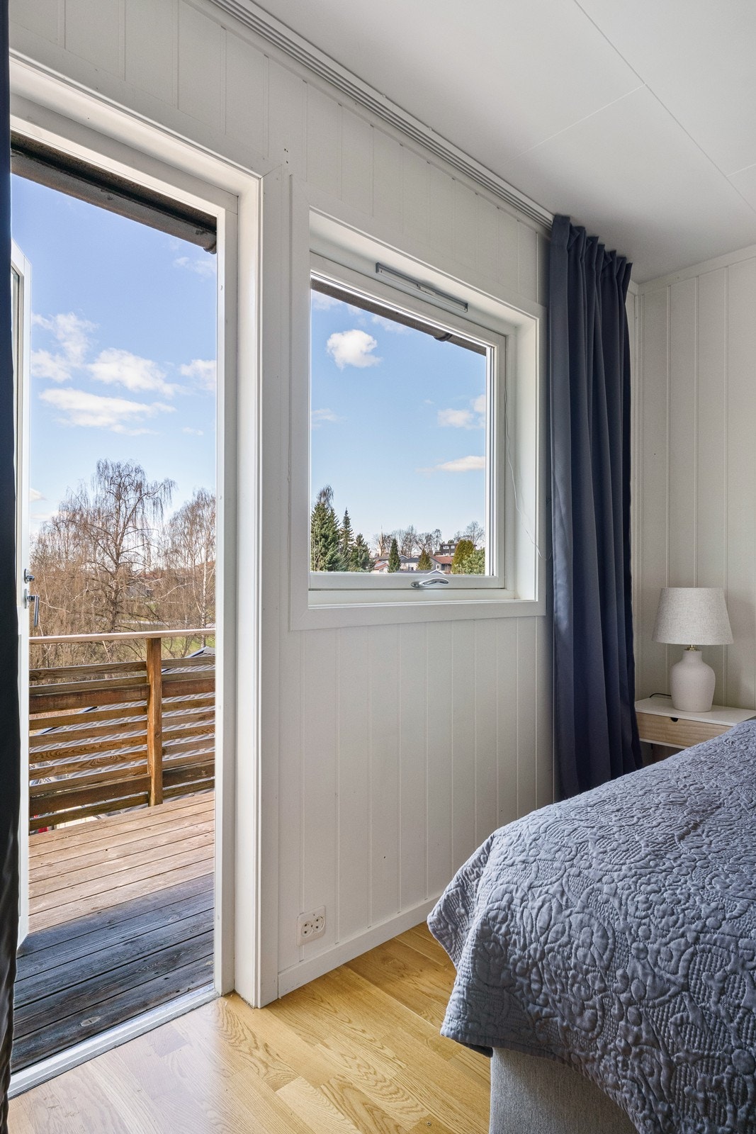 Fra hovedsoverommet er det også direkte utgang til terrassen. Galleribilde