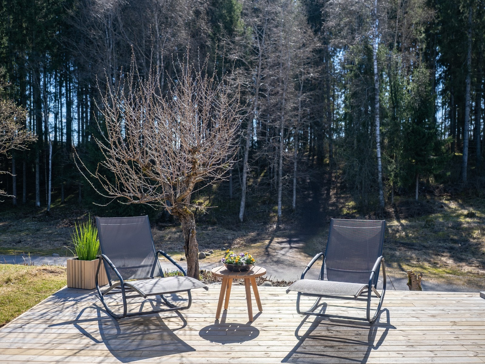I tillegg til den store terrassen i hovedetasjen har underetasjen en markterrasse på 37 m². Galleribilde