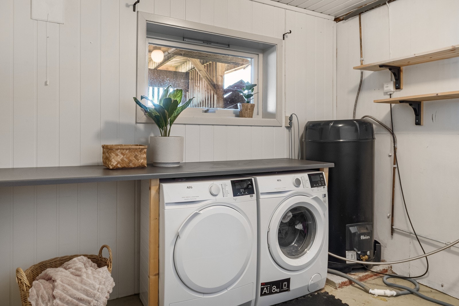 Praktisk vaskerom med eldre standard. Nisje for vaskemaskin og tørketrommel. Galleribilde