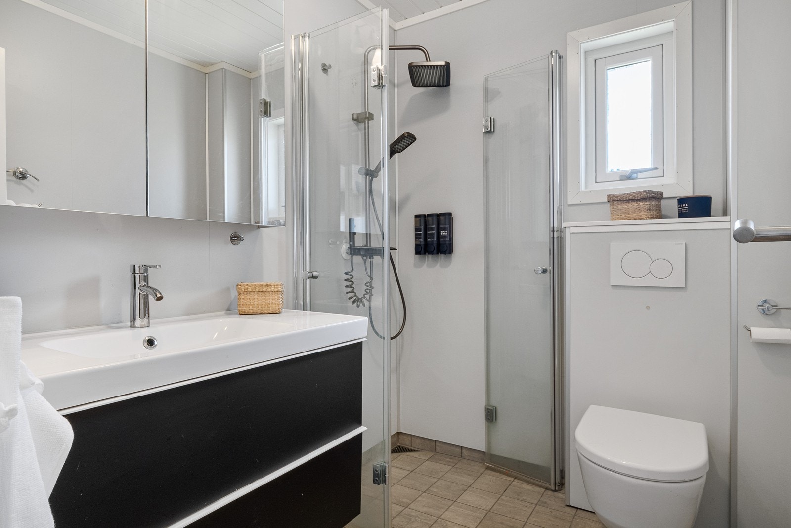 Badet i hovedetasjen har flislagt gulv med elektriske varmekabler og baderomsplater på veggene. Galleribilde