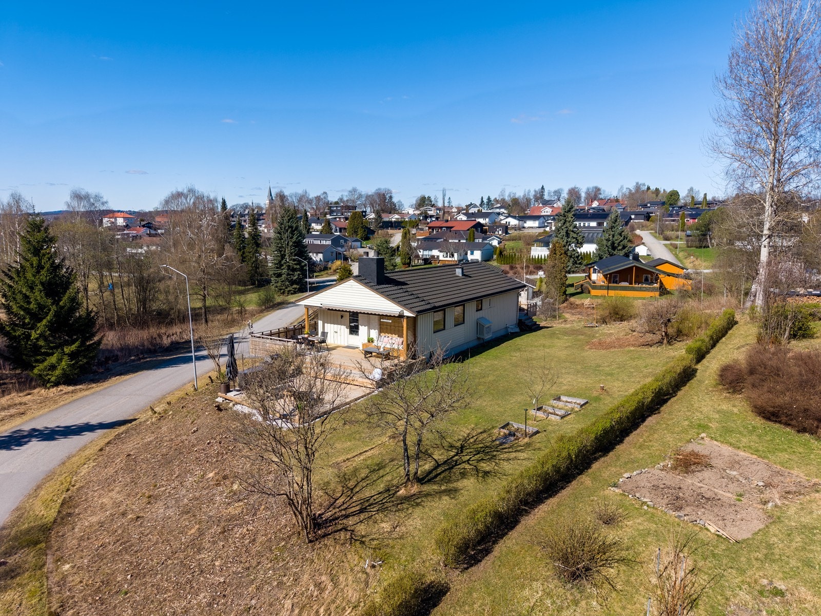 Eiendommen ligger i et etablert og familievennlig område med kort vei til skoler, barnehager og turområder. Galleribilde