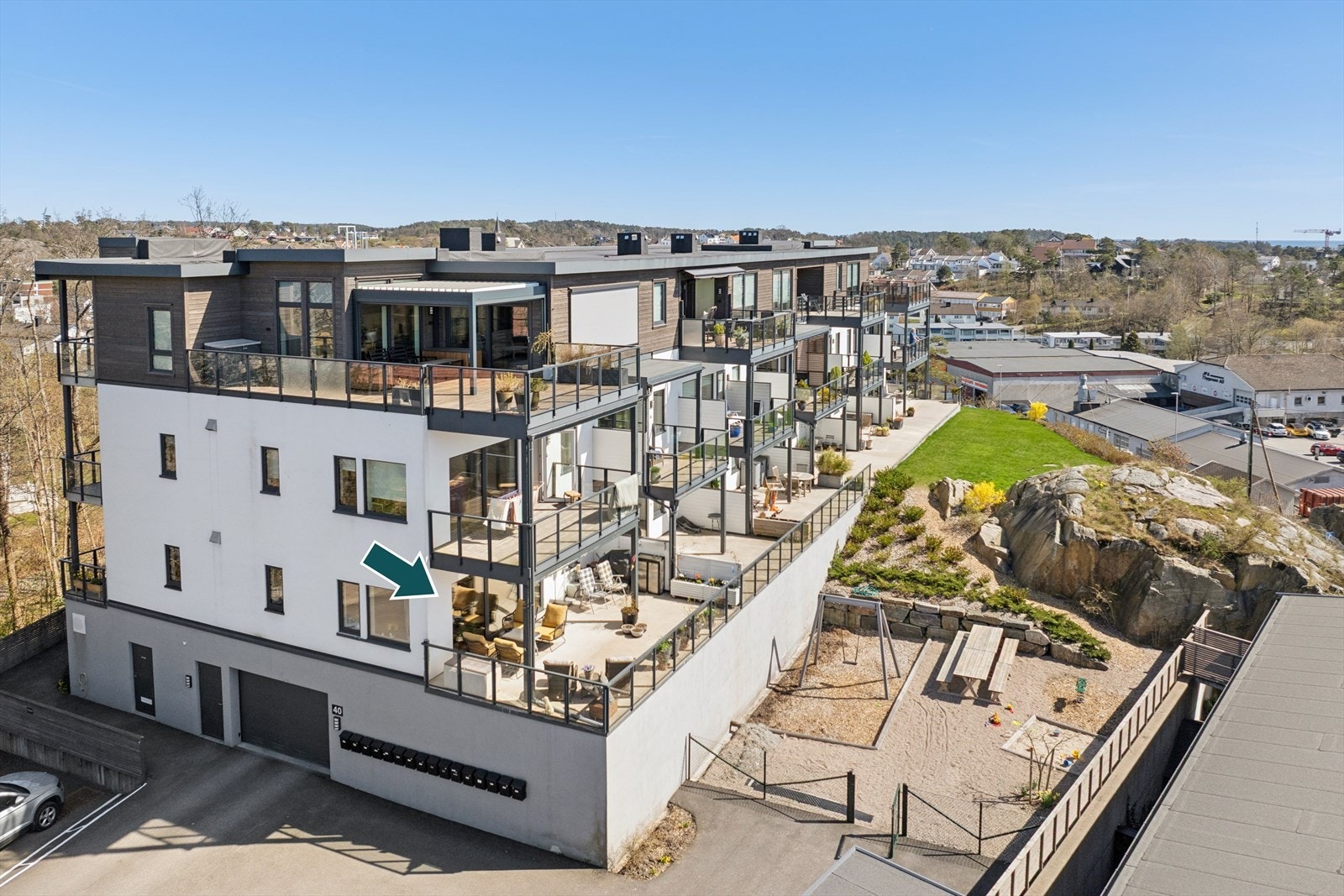 Bygget fra 2020 har en moderne arkitektur med en kombinasjon av pussede overflater og trekledning. Sameiet består av 16 seksjoner. Galleribilde
